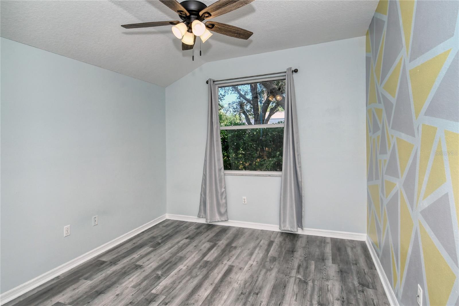 Image 33 of 45 For 607 Oak River Court