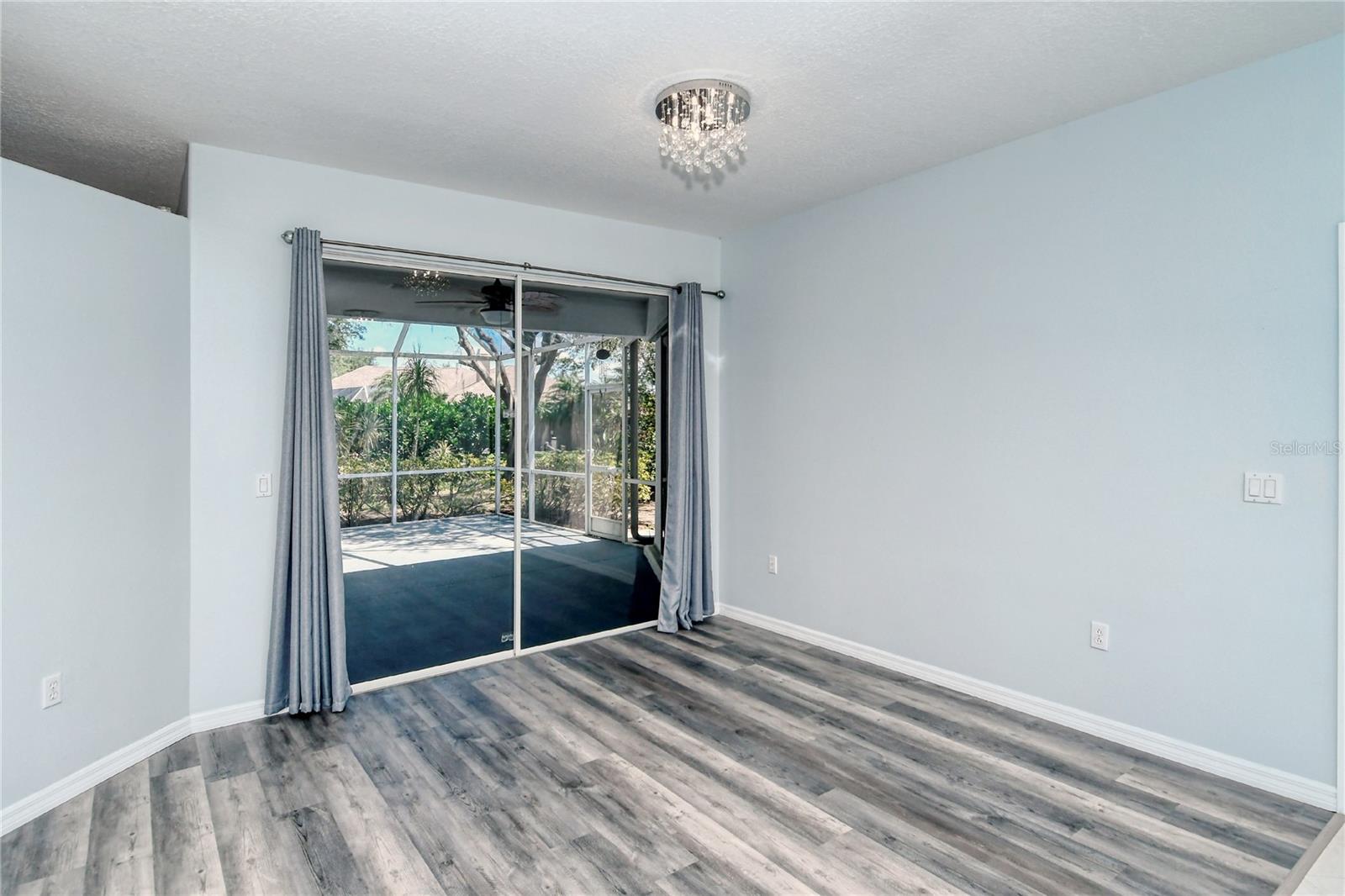 Image 4 of 45 For 607 Oak River Court