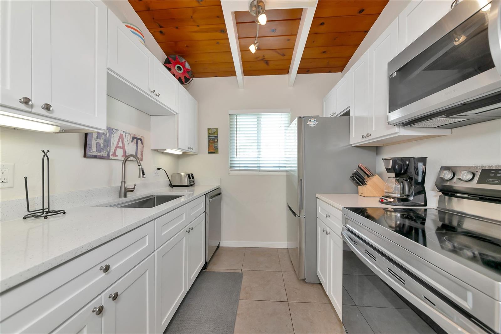 Image 11 of 68 For 6006 Midnight Pass Road 51