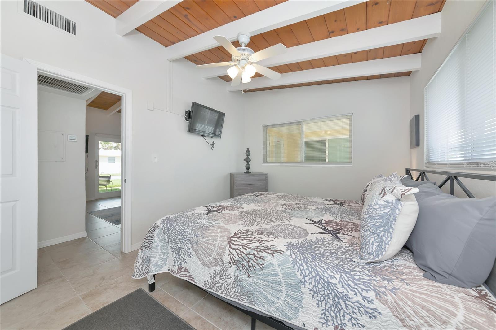 Image 15 of 68 For 6006 Midnight Pass Road 51