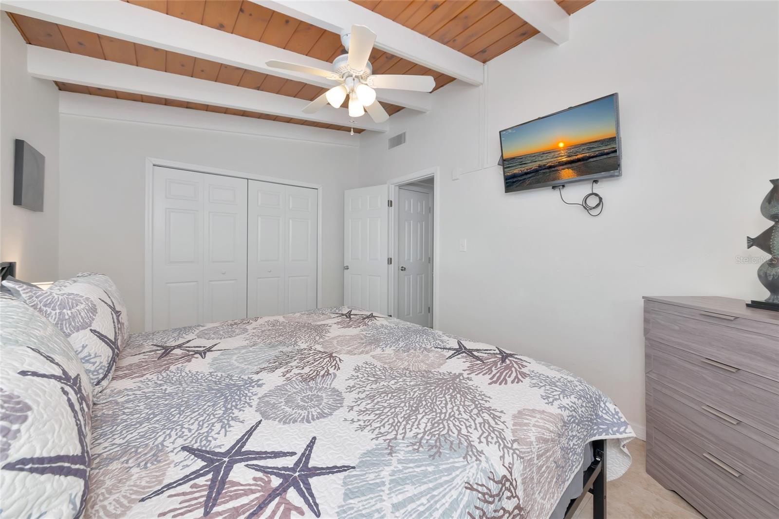 Image 17 of 68 For 6006 Midnight Pass Road 51