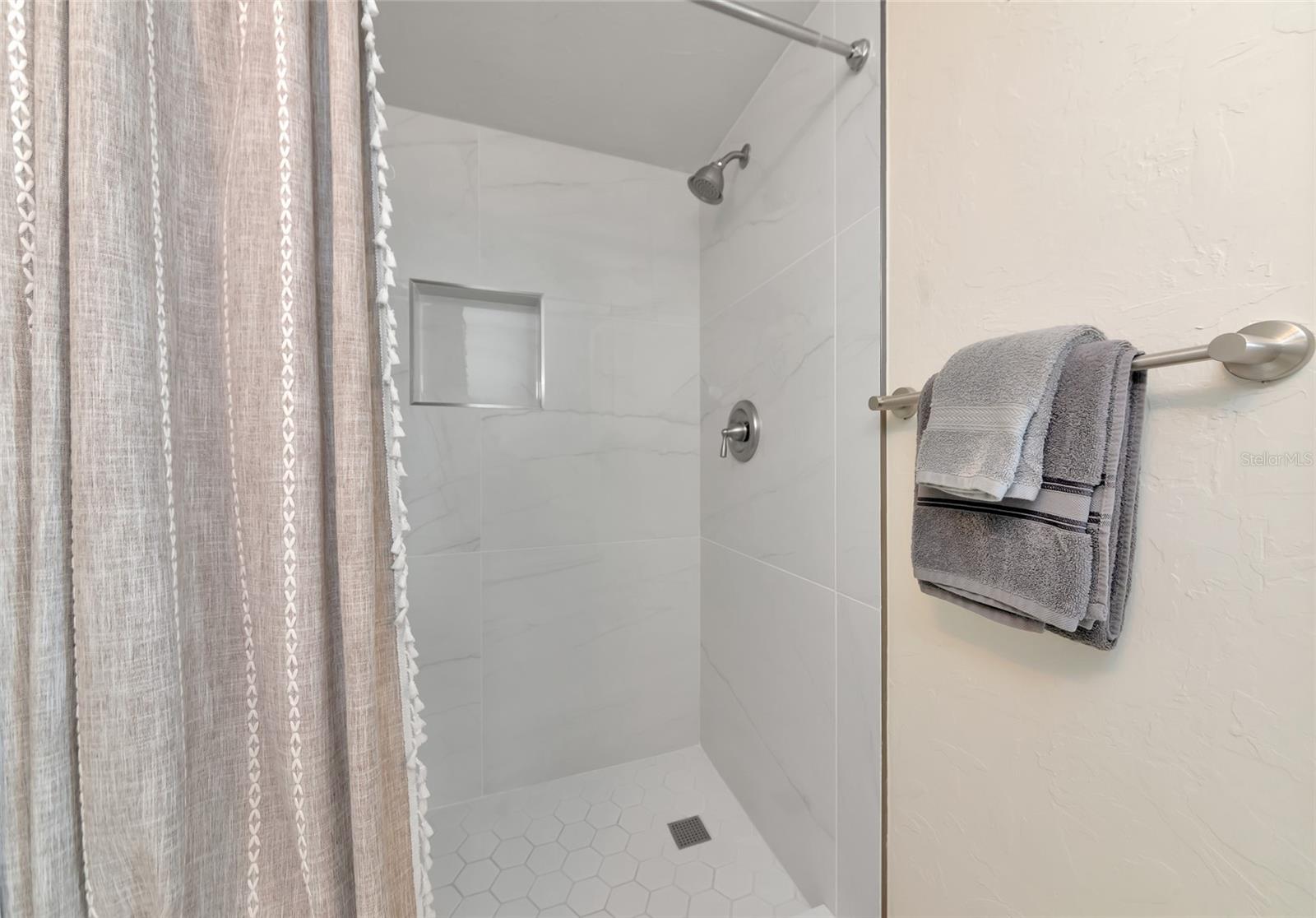 Image 21 of 68 For 6006 Midnight Pass Road 51