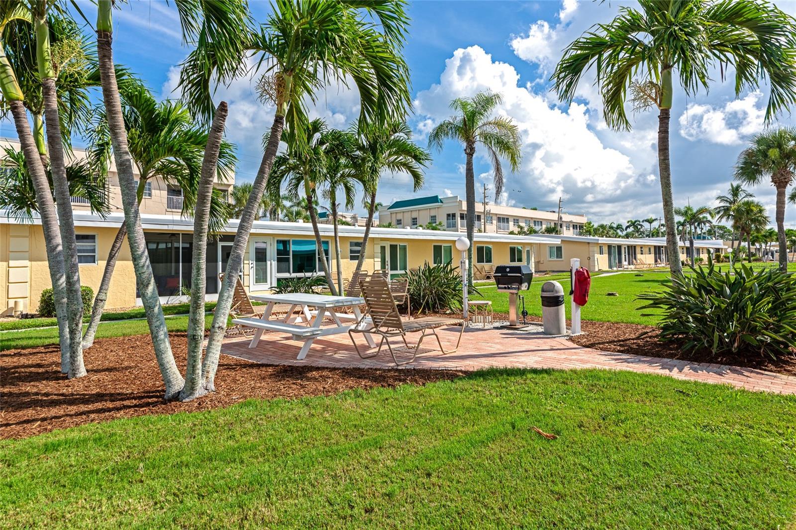 Image 35 of 68 For 6006 Midnight Pass Road 51