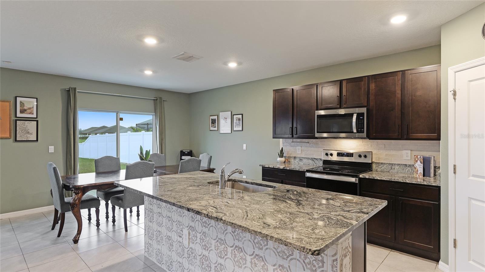 Image 21 of 67 For 2118 Grand Flora Trail