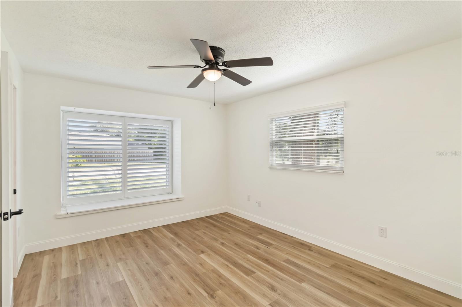 Image 21 of 67 For 2707 17th Avenue W