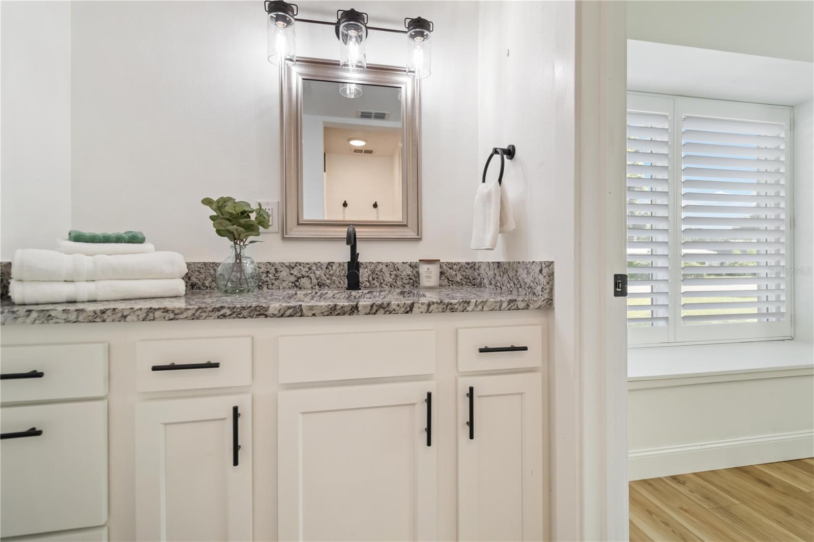 Image 24 of 67 For 2707 17th Avenue W