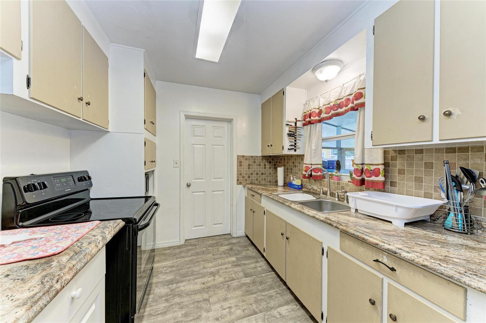 Image 11 of 33 For 1611 15th Avenue W