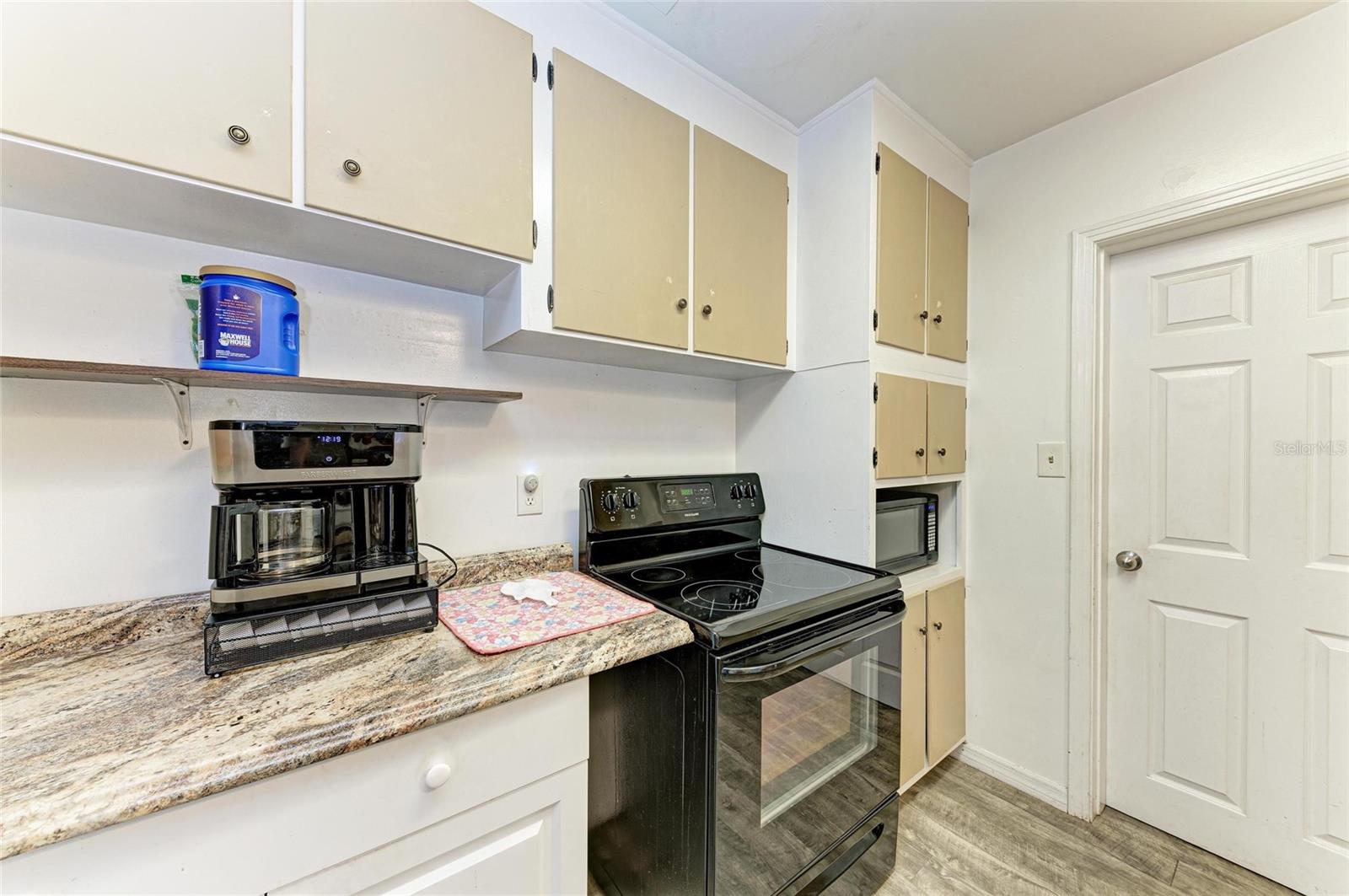 Image 12 of 33 For 1611 15th Avenue W