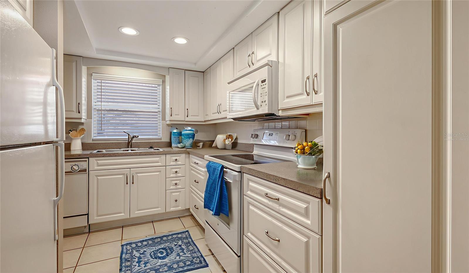Image 21 of 61 For 2220 Stickney Point Rd  519