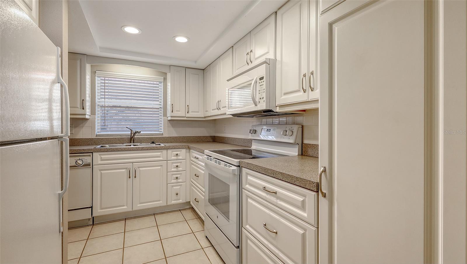 Image 22 of 61 For 2220 Stickney Point Rd  519