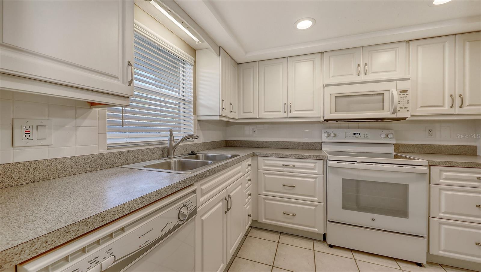 Image 23 of 61 For 2220 Stickney Point Rd  519