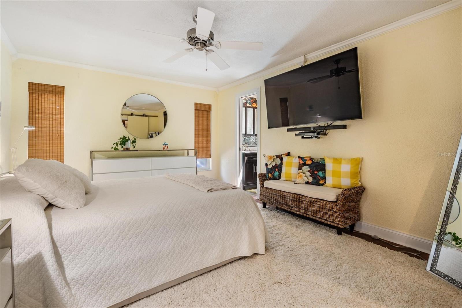 Listing photo id 13 for 222 Foxcroft Drive E