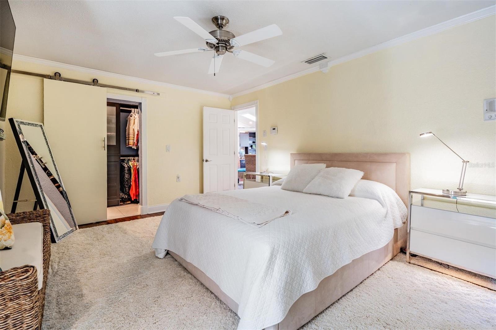 Listing photo id 14 for 222 Foxcroft Drive E
