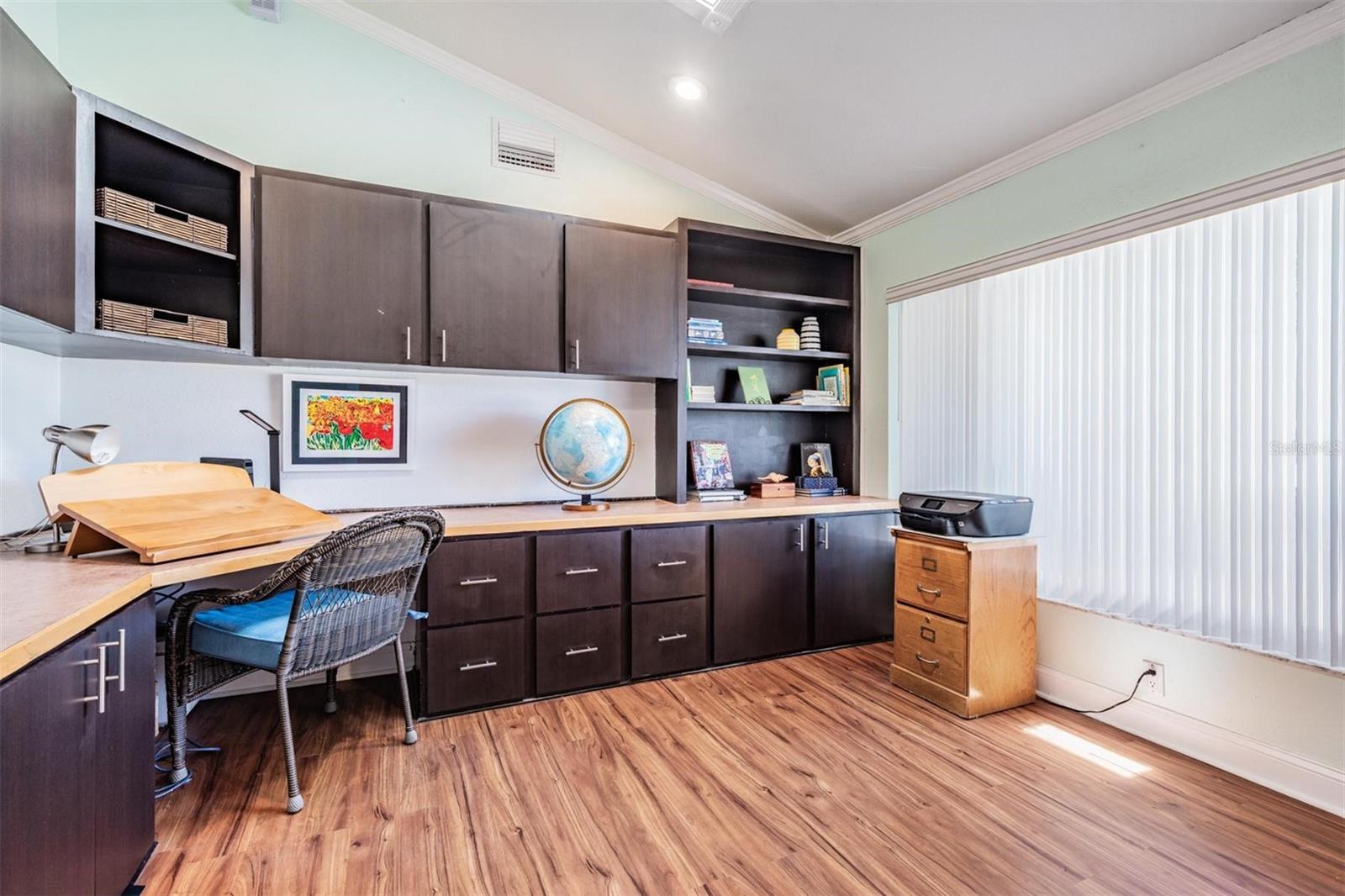 Listing photo id 22 for 222 Foxcroft Drive E