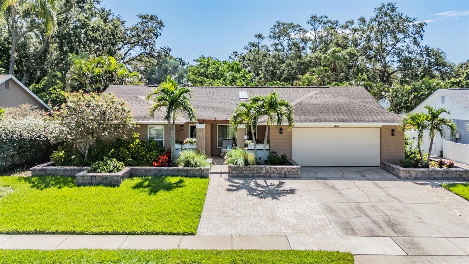 Listing photo id 39 for 222 Foxcroft Drive E