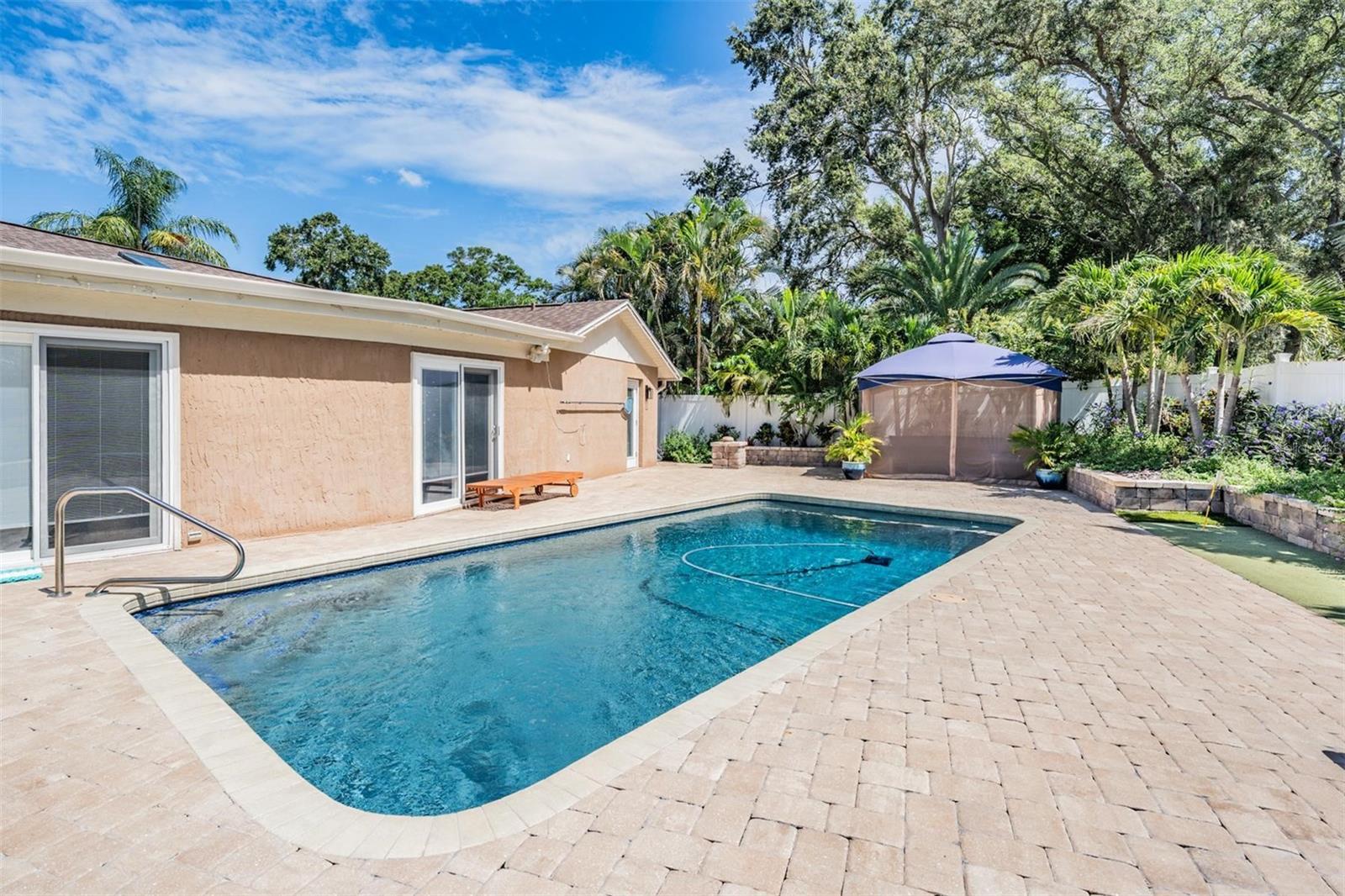 Listing photo id 7 for 222 Foxcroft Drive E