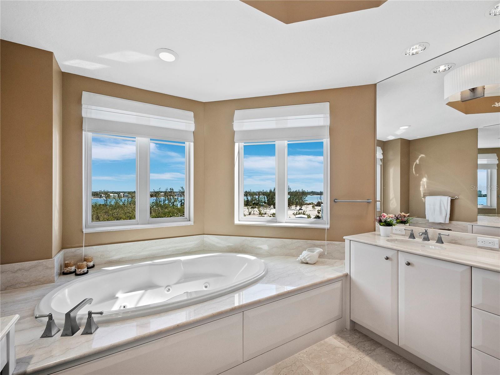 Image 21 of 41 For 2050 Benjamin Franklin Drive 601-a
