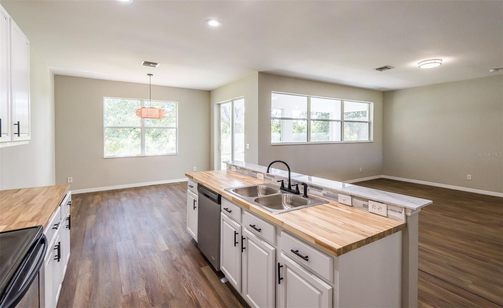 Image 17 of 38 For 12711 Pembroke Circle S
