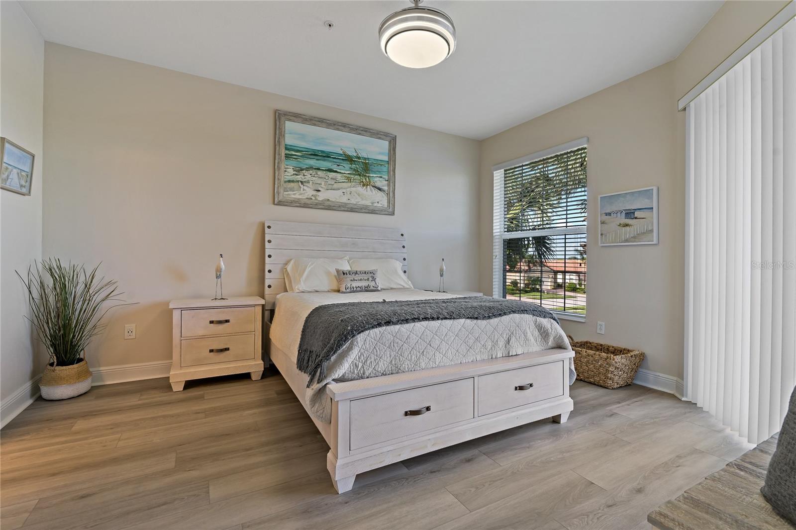 Image 18 of 67 For 23253 Banbury Way