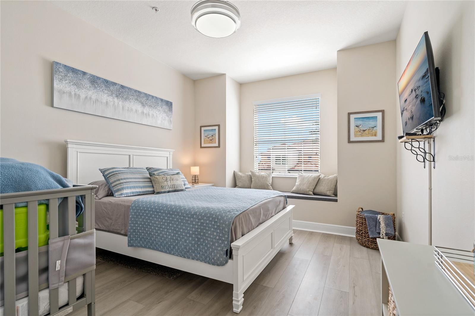 Image 26 of 67 For 23253 Banbury Way