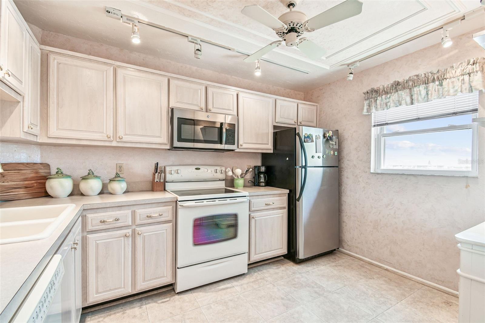 Image 17 of 62 For 3680 Ironwood Circle 606l