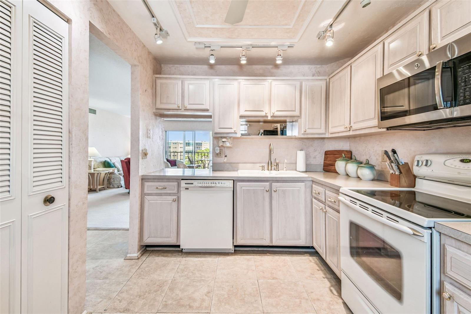 Image 20 of 62 For 3680 Ironwood Circle 606l