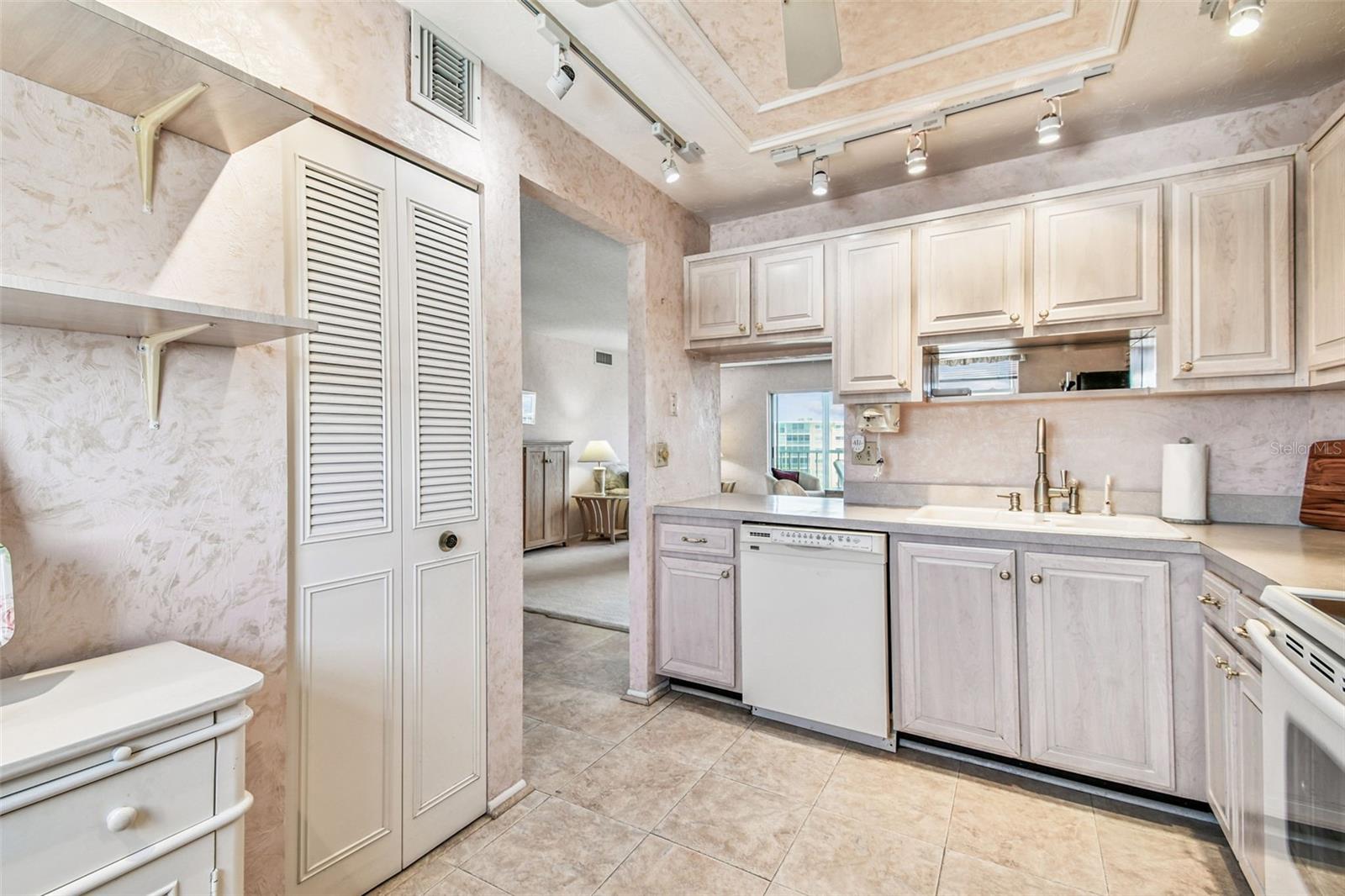Image 21 of 62 For 3680 Ironwood Circle 606l