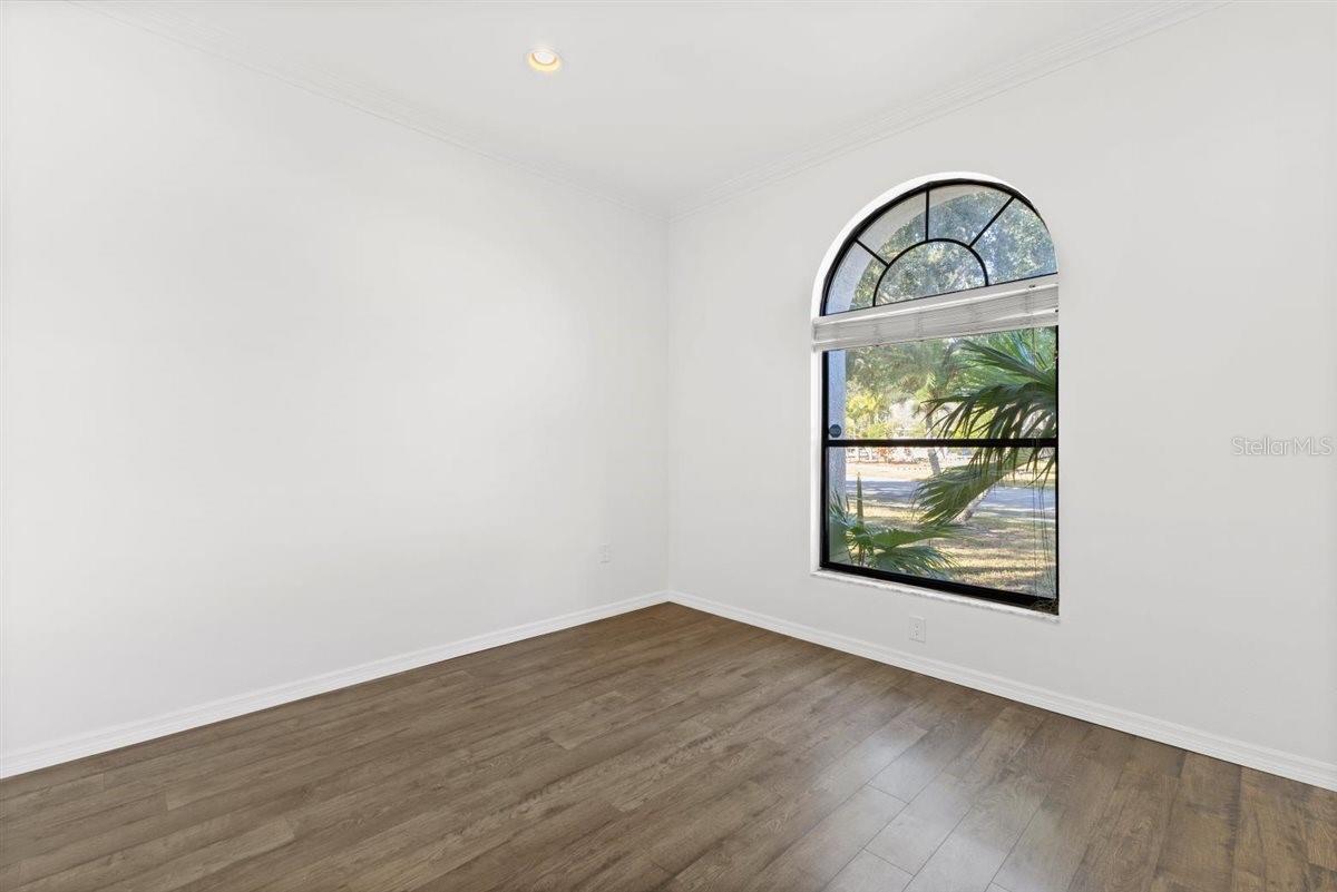 Image 11 of 35 For 719 50th Street E