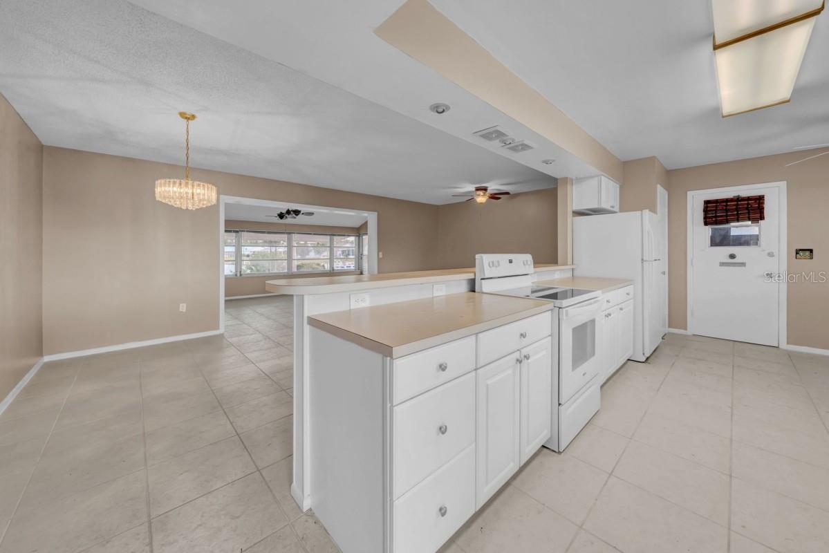 Listing photo id 3 for 1808 Milford Circle