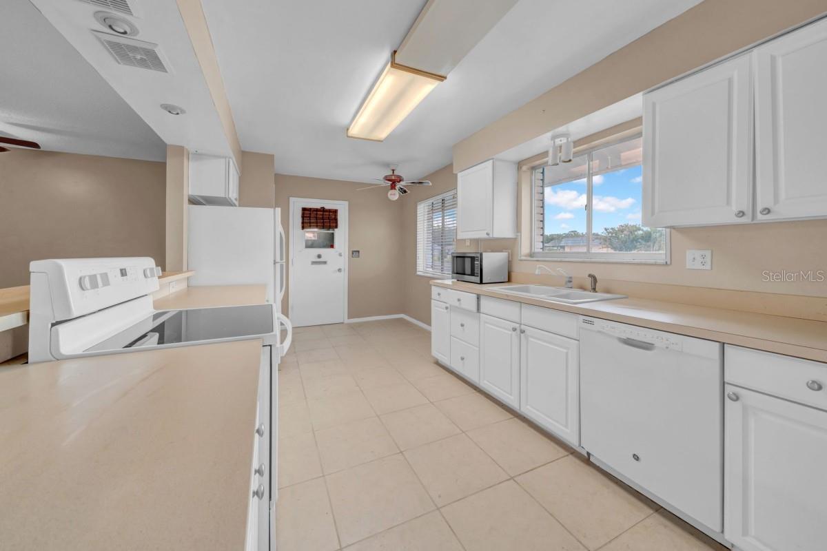 Listing photo id 4 for 1808 Milford Circle