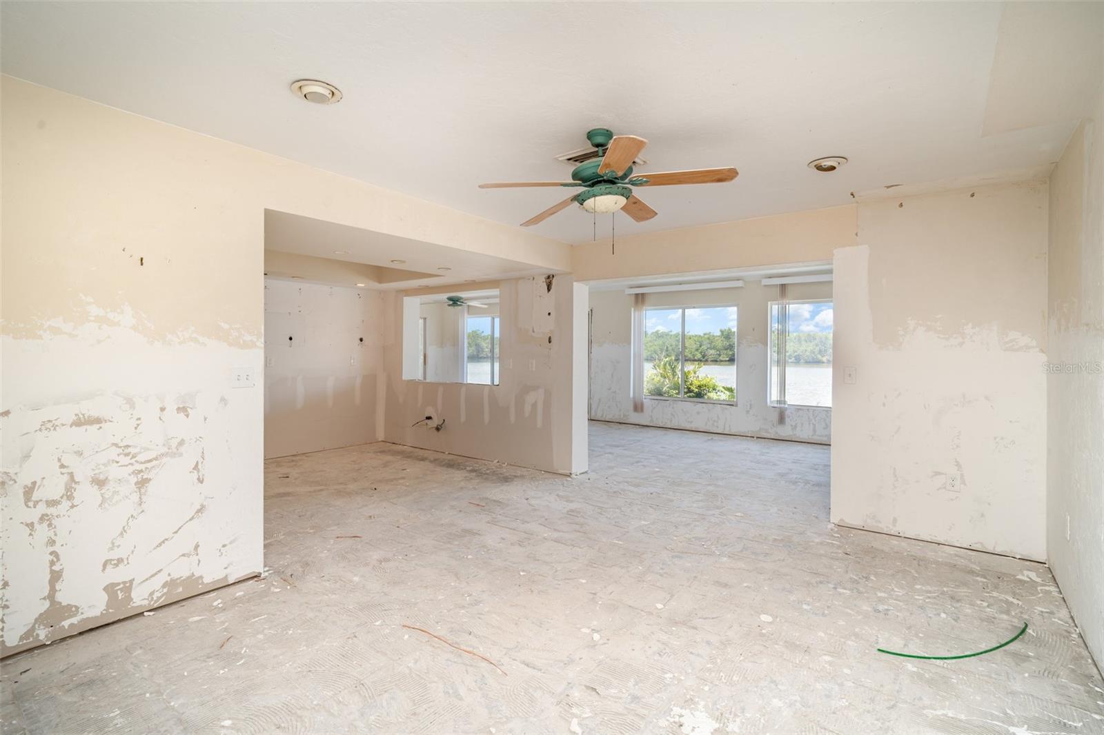 Image 12 of 25 For 10427 Spoonbill Road W