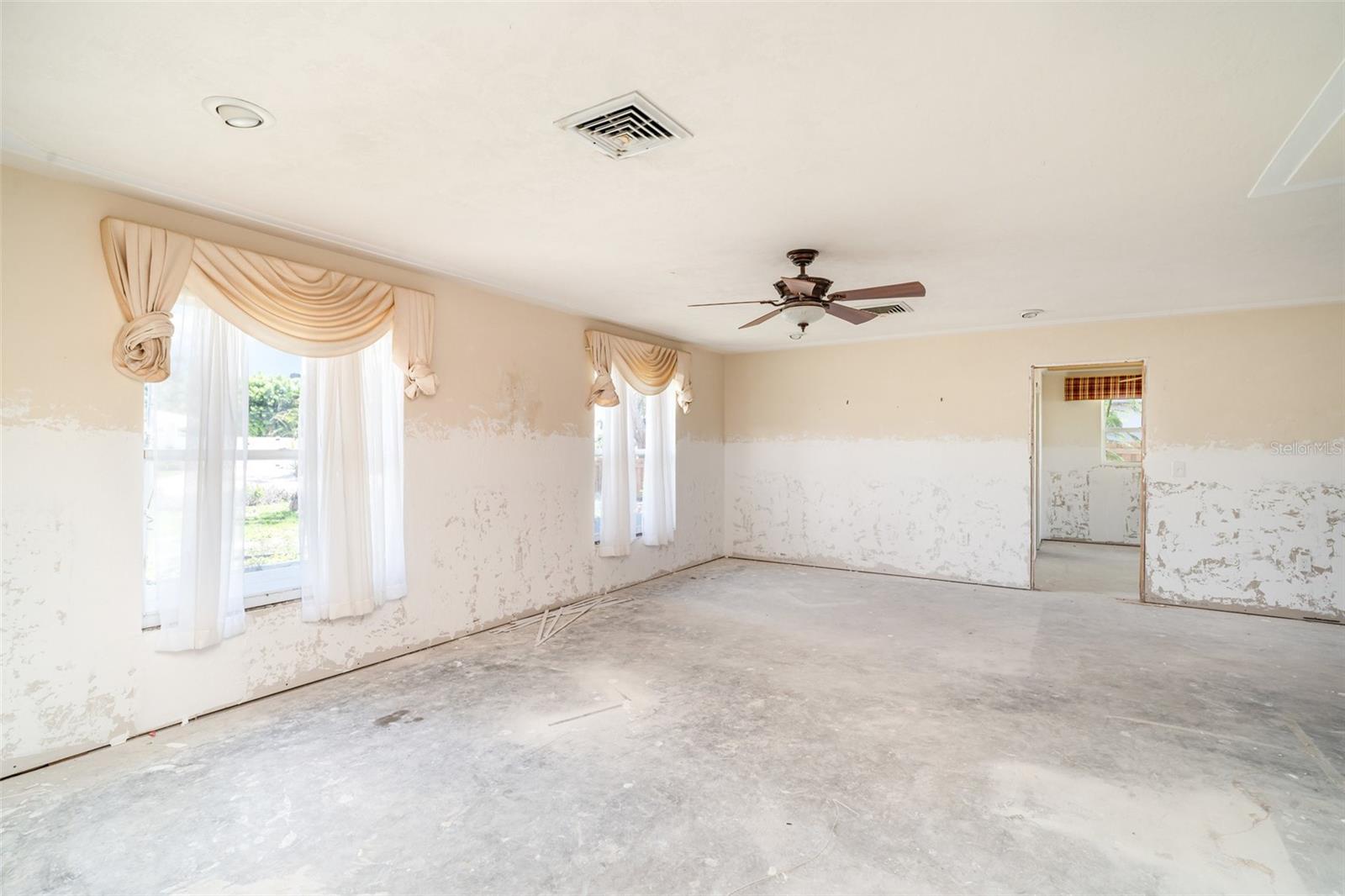 Image 4 of 25 For 10427 Spoonbill Road W