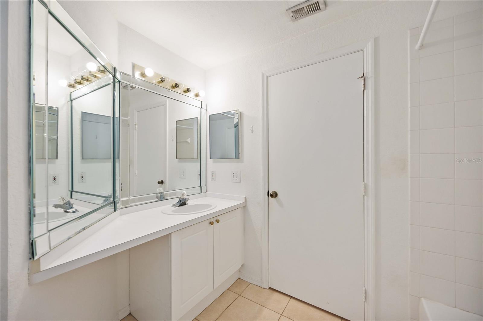 Image 23 of 38 For 5122 Northridge Road 207