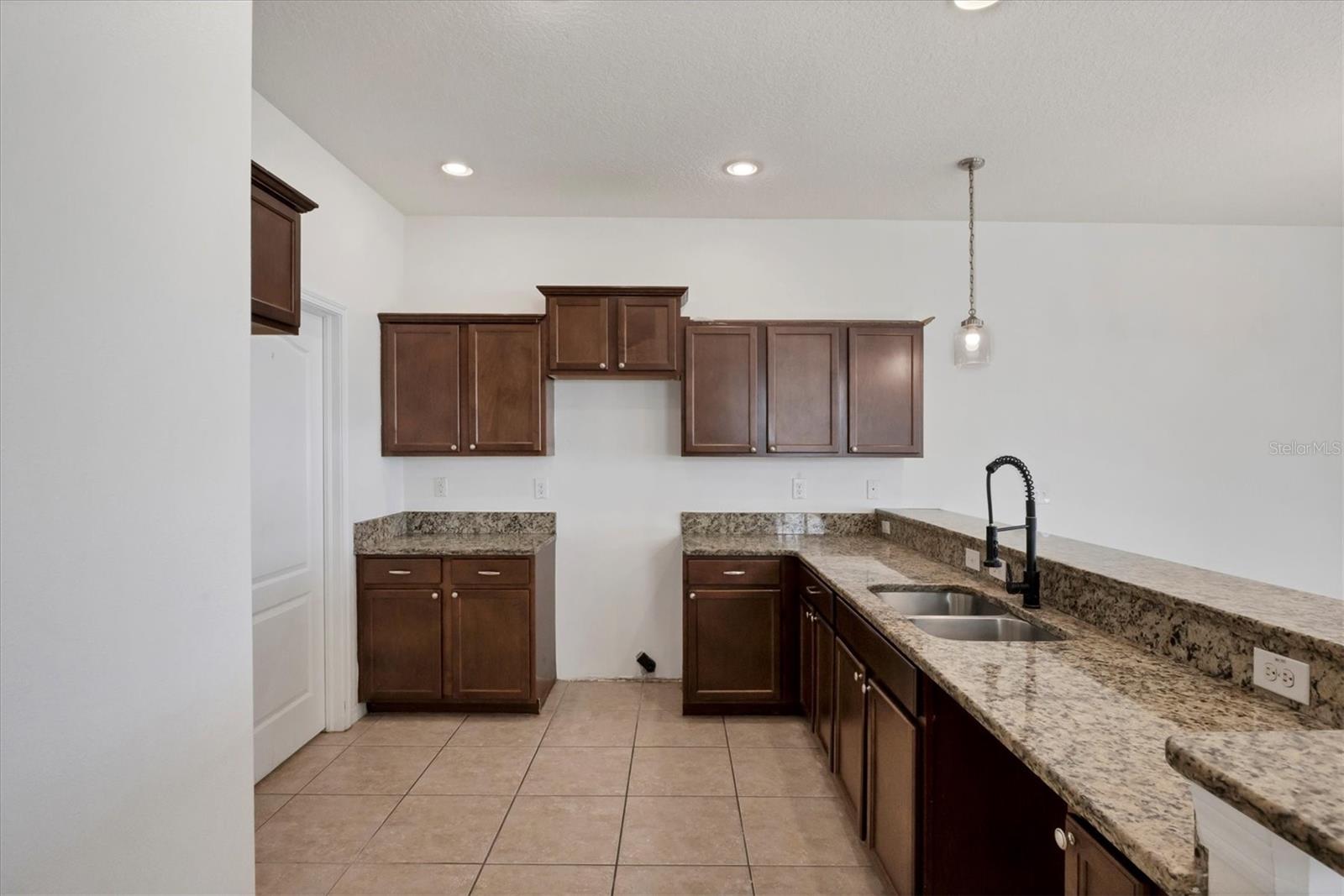 Image 5 of 39 For 910 Seminole Sky Drive