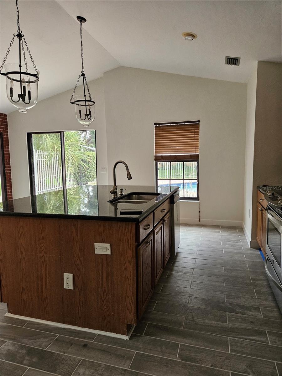 Image 5 of 21 For 4252 Prairie View Drive S