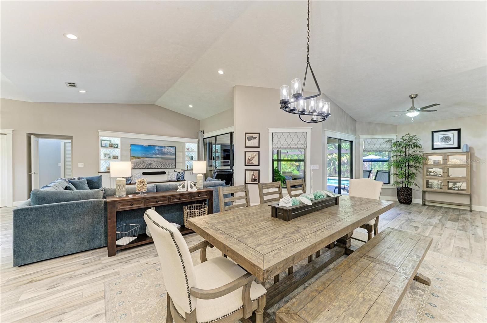 Image 21 of 69 For 8416 Palm Lakes Court