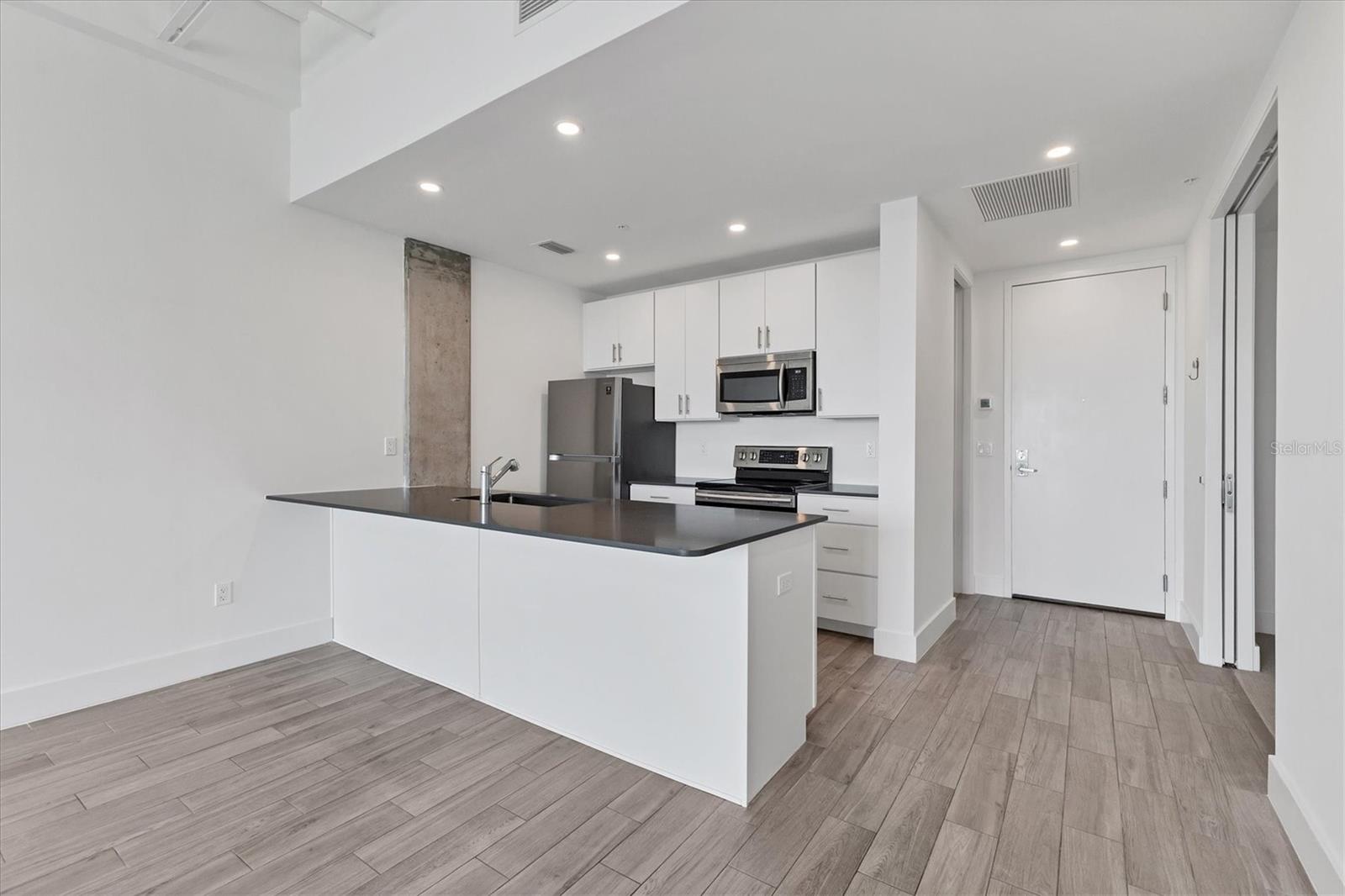 Image 8 of 27 For 332 Cocoanut Avenue 507