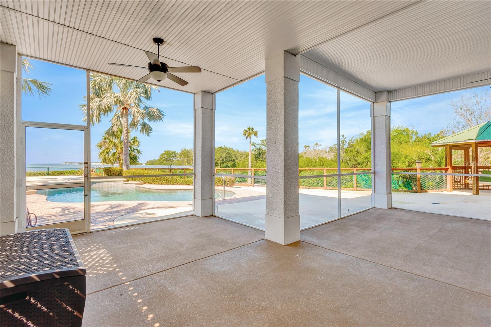 Listing photo id 13 for 511 Seaview Drive