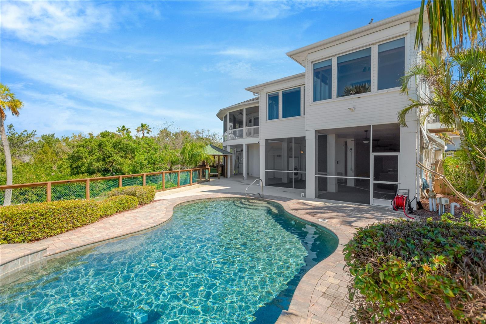Listing photo id 3 for 511 Seaview Drive