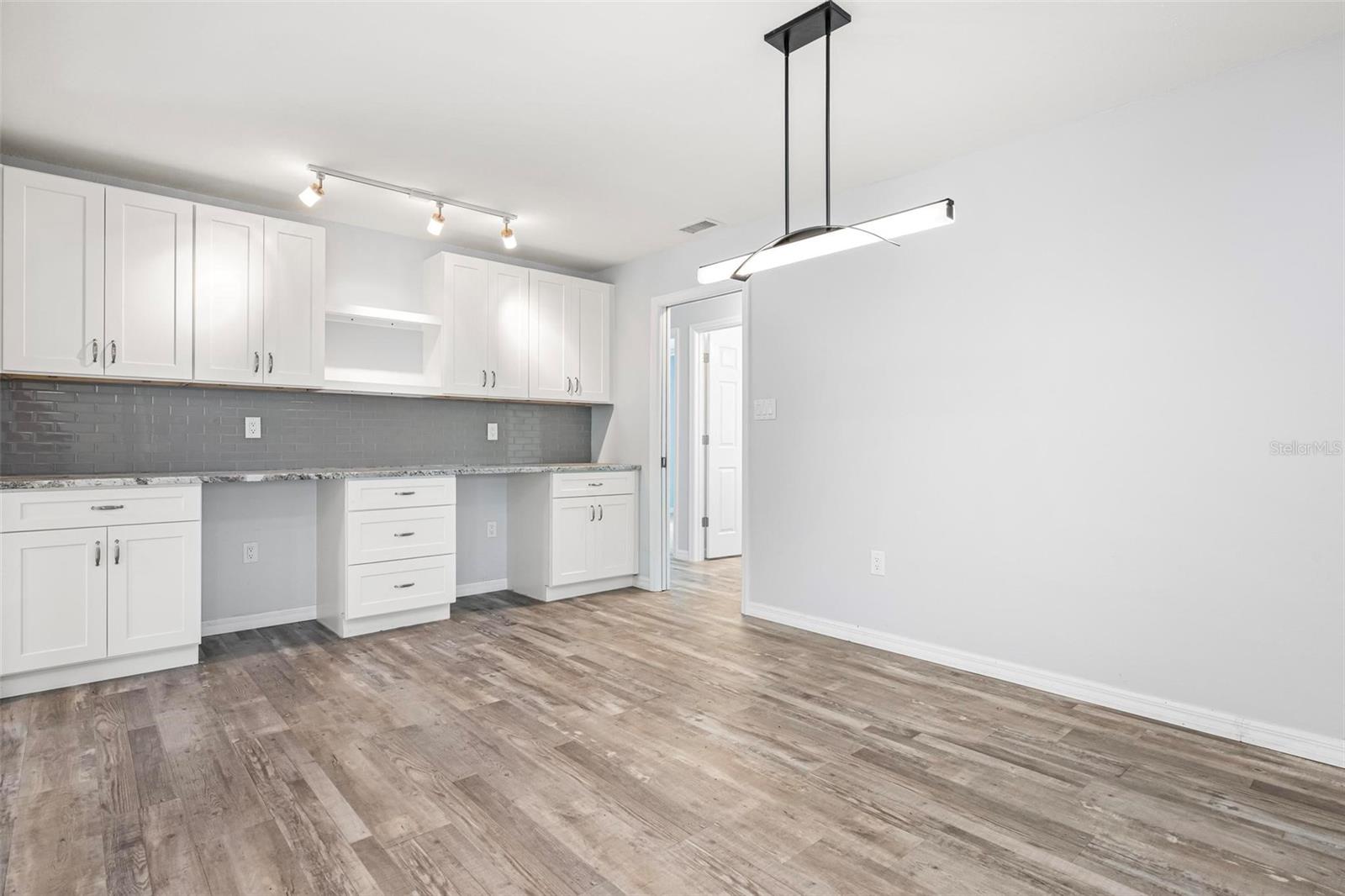 Image 15 of 37 For 1804 Oak View Drive