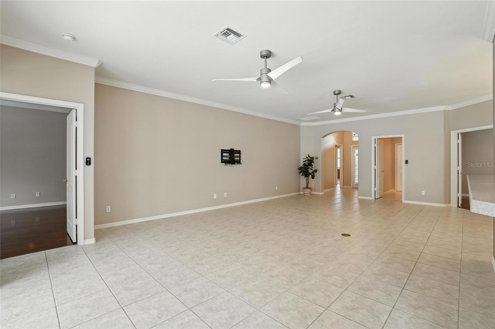 Image 2 of 48 For 9827 Colonial Walk N