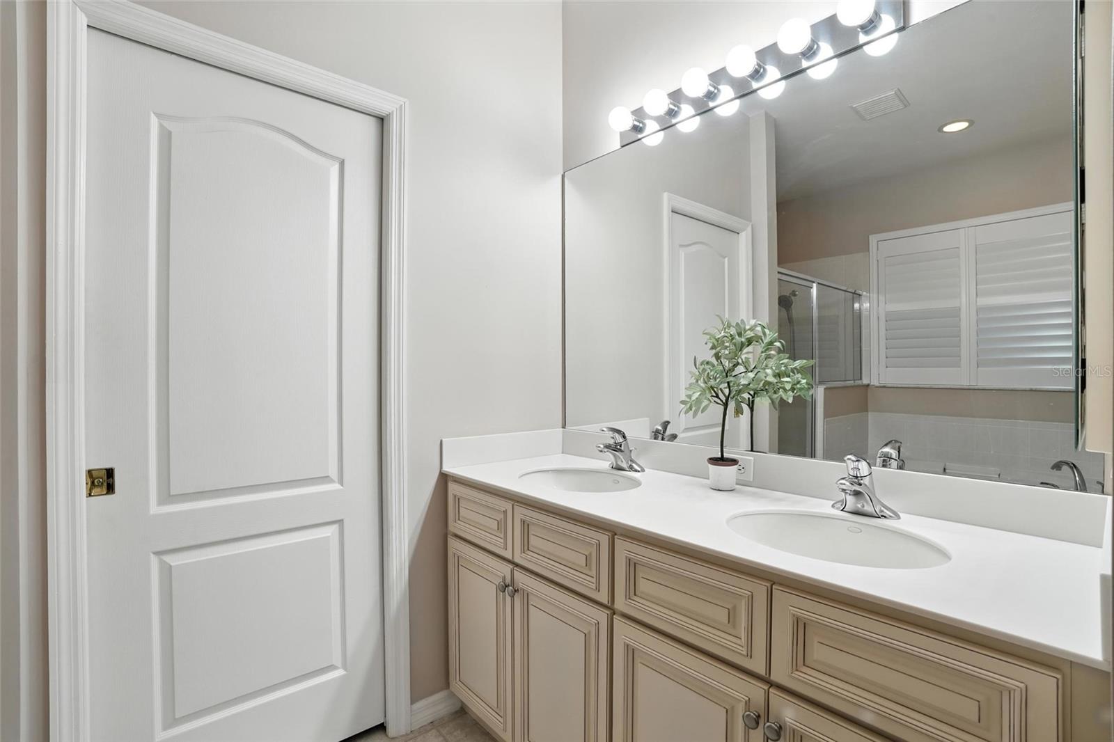 Image 23 of 48 For 9827 Colonial Walk N