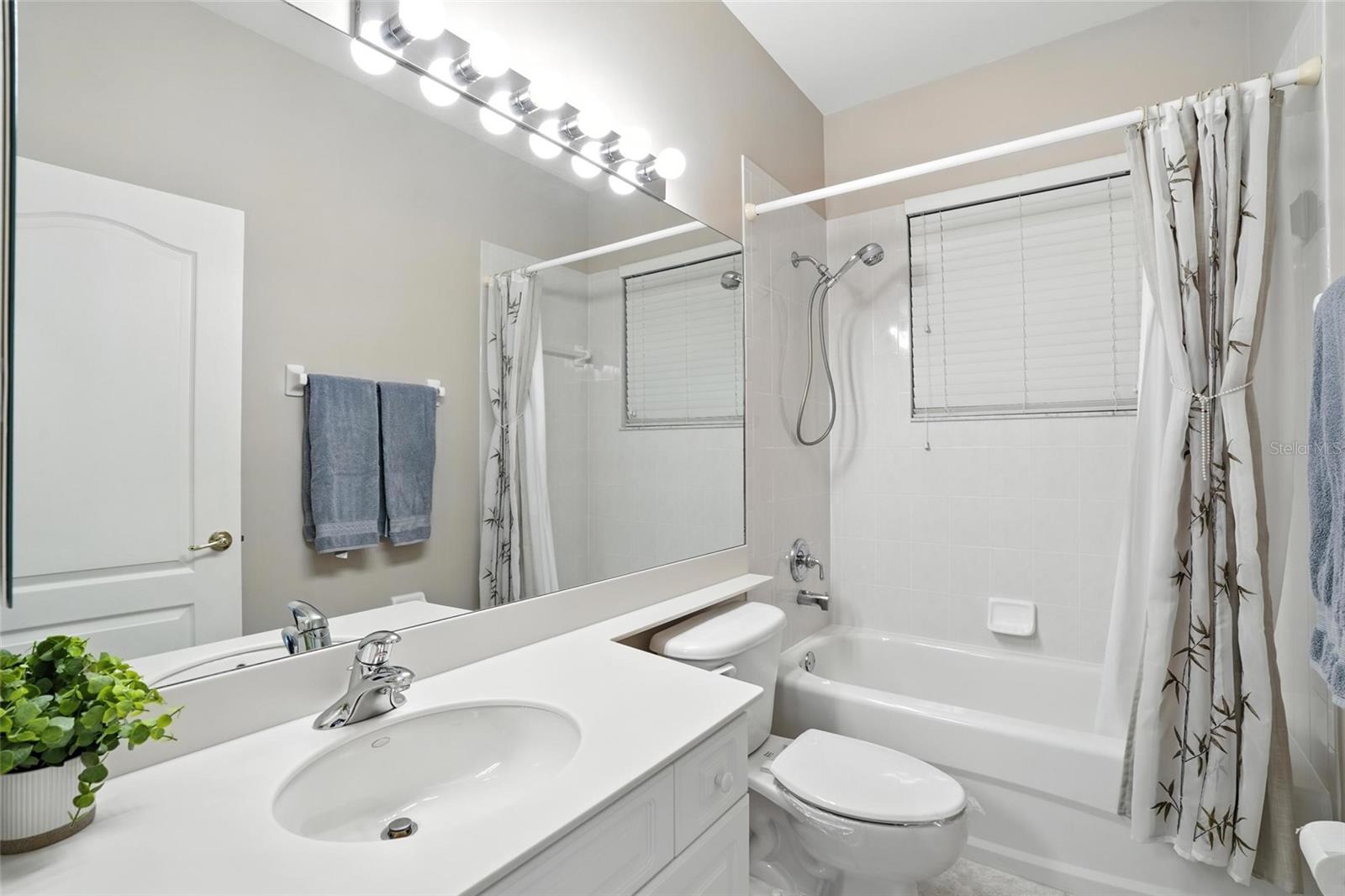 Image 27 of 48 For 9827 Colonial Walk N