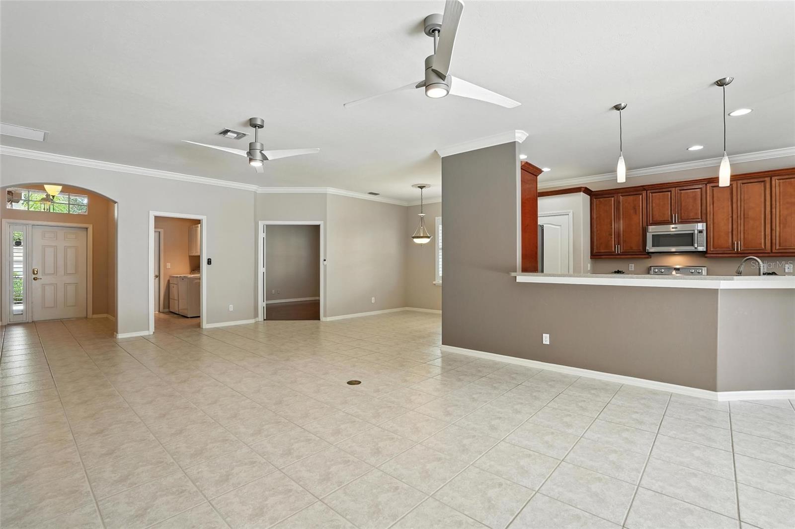 Image 3 of 48 For 9827 Colonial Walk N