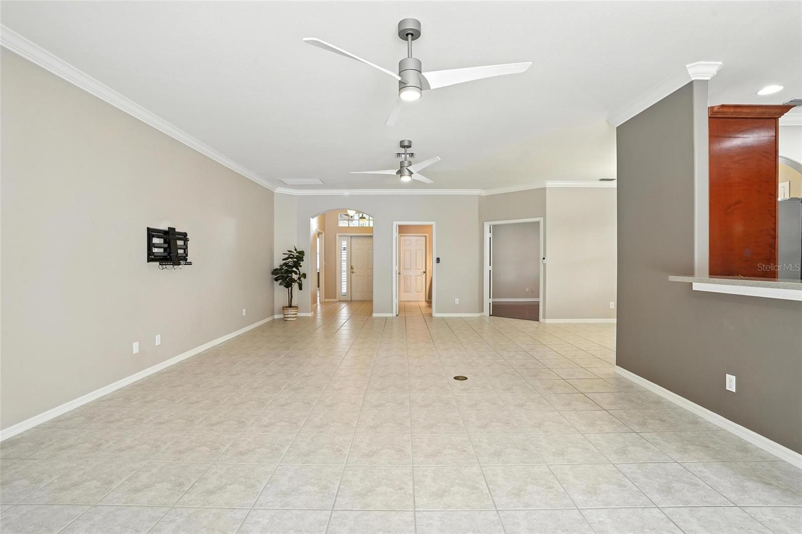 Image 4 of 48 For 9827 Colonial Walk N