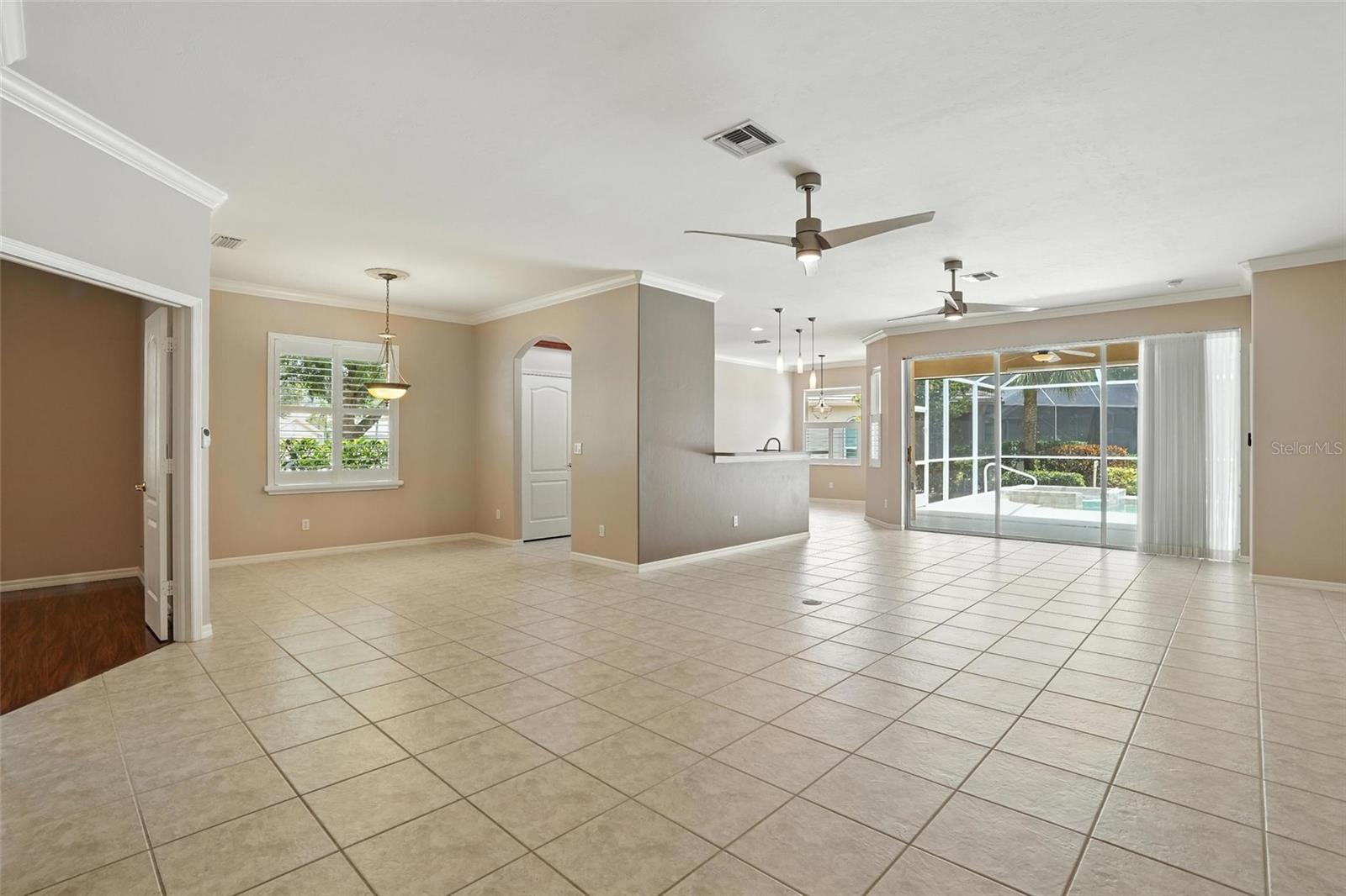 Image 5 of 48 For 9827 Colonial Walk N