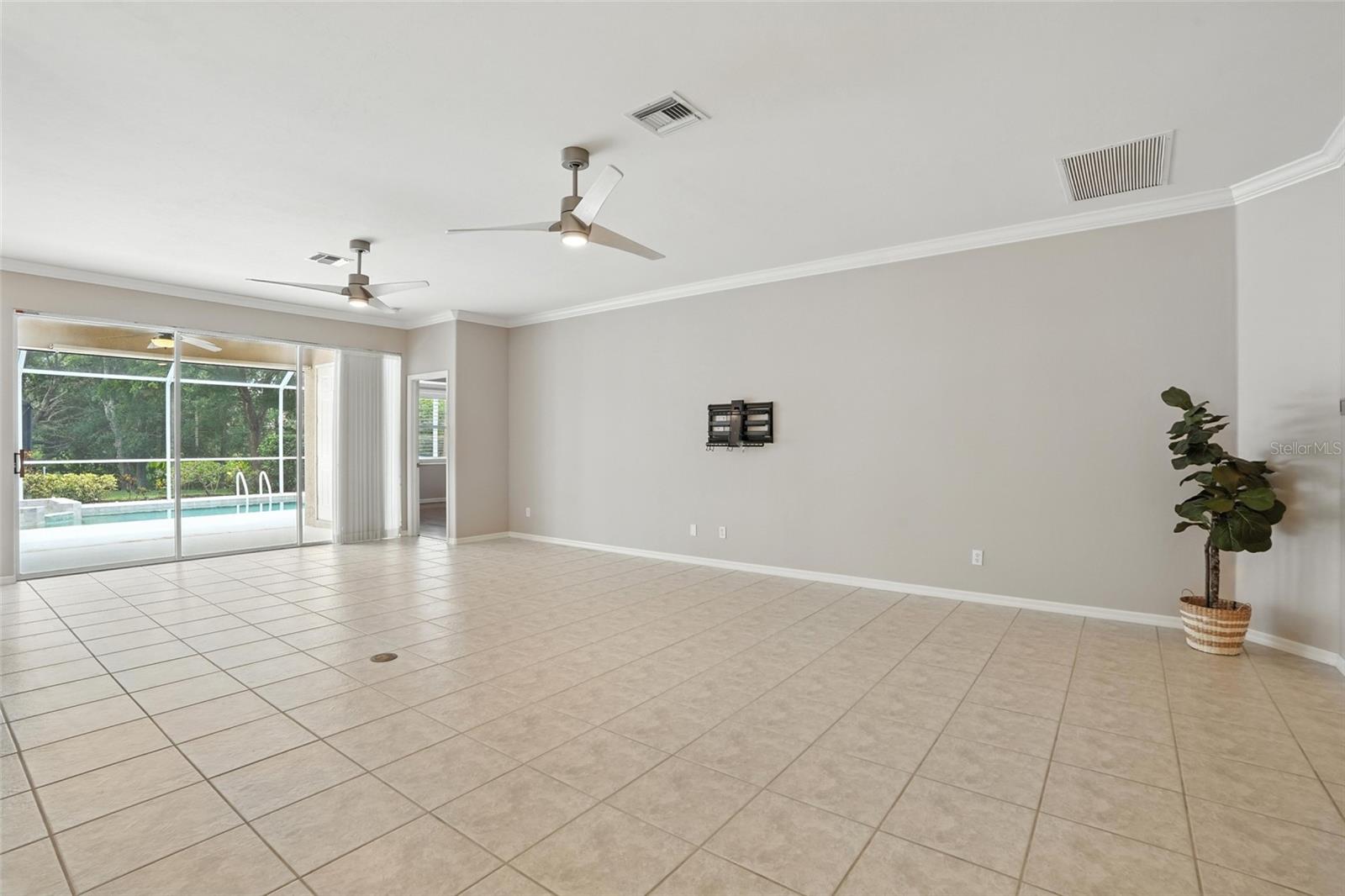 Image 7 of 48 For 9827 Colonial Walk N