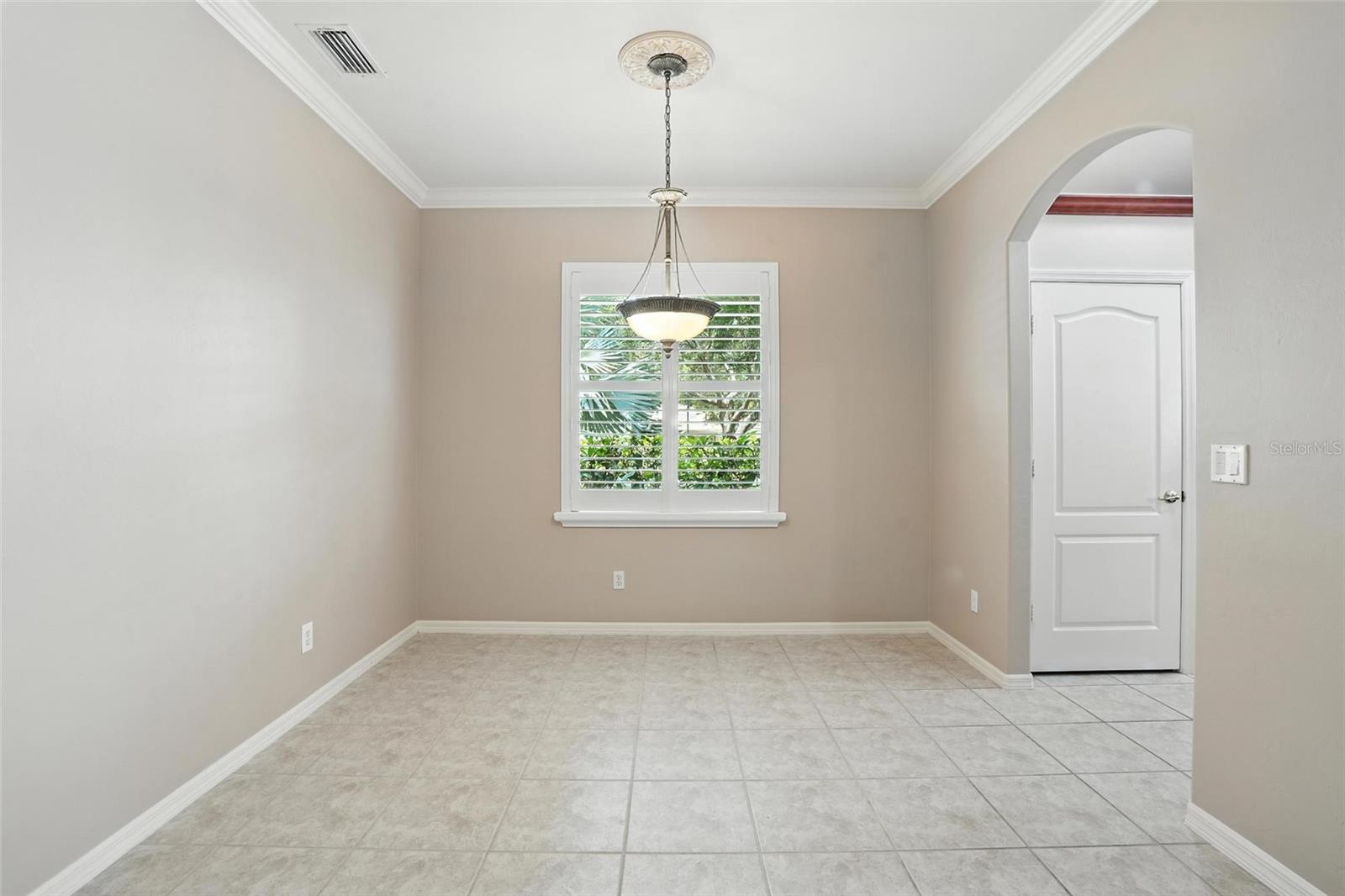 Image 9 of 48 For 9827 Colonial Walk N