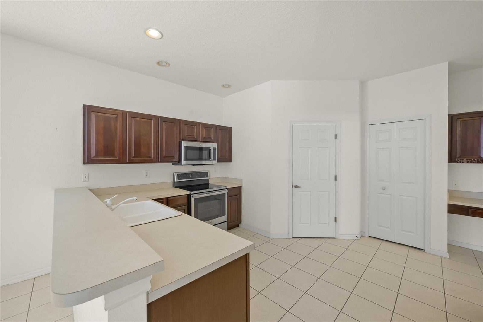 Image 14 of 52 For 205 Londonderry Drive