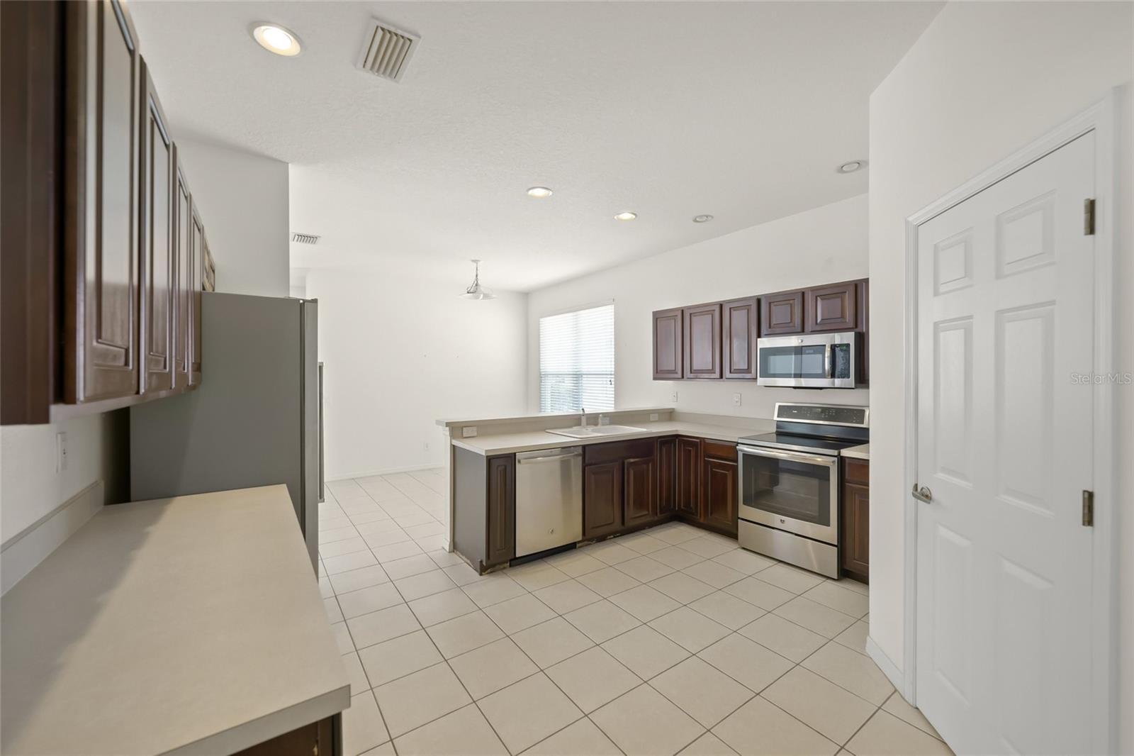 Image 16 of 52 For 205 Londonderry Drive